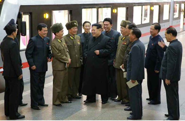 Lanh dao Kim Jong-un thi sat doan tau dien ngam moi-Hinh-5